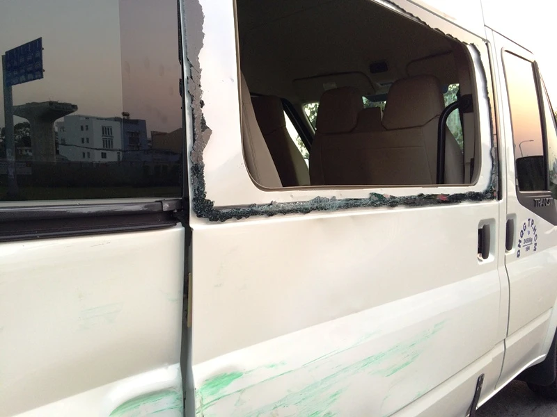 Hàng chục sinh viên hốt hoảng khi xe buýt va chạm liên hoàn ảnh 2